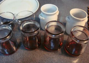 焦糖牛奶布丁,将焦糖酱注入布丁瓶内，把布丁瓶放入冰箱冷藏使焦糖酱略微凝固