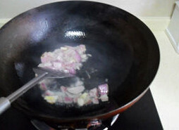 黑橄榄牛肉咖喱饭,所有的食材切成小块,热锅凉油,等油热后倒入洋葱先煸炒出香味