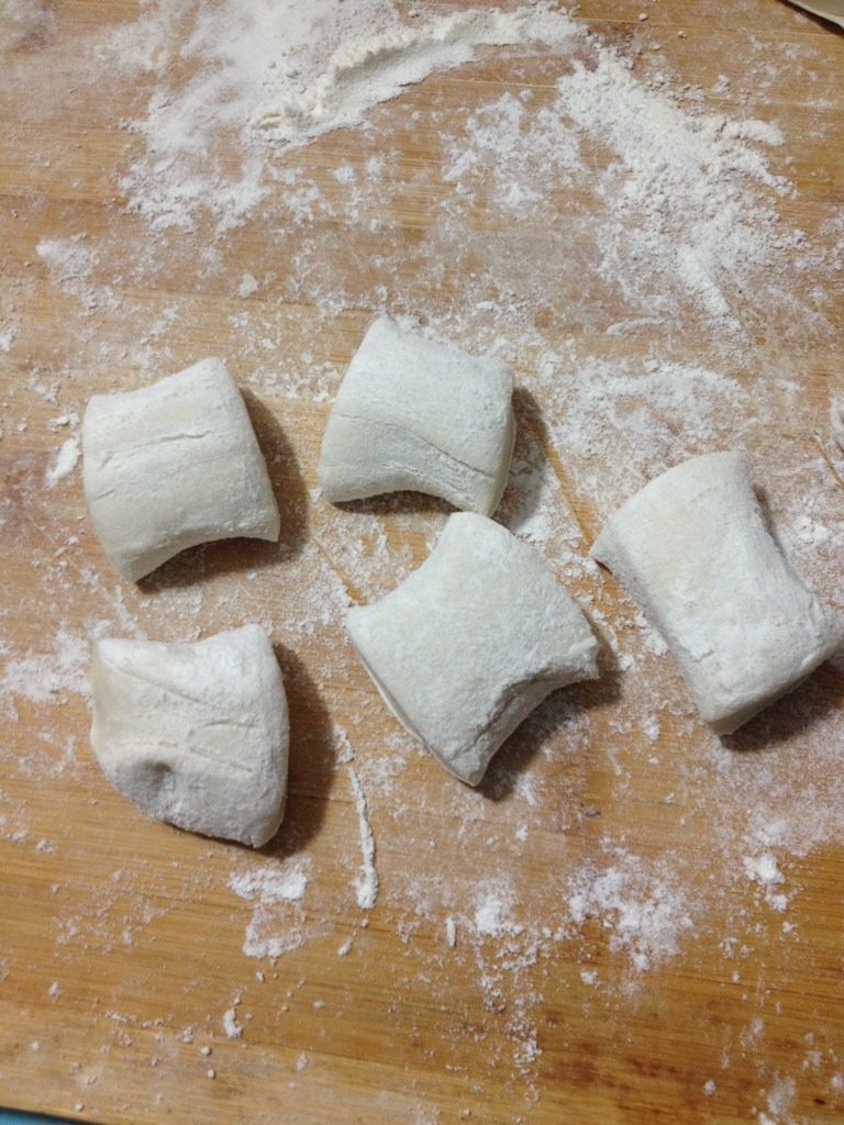 韭菜盒子,如图面是做鸡蛋灌饼剩的，需要面用热水烫一下