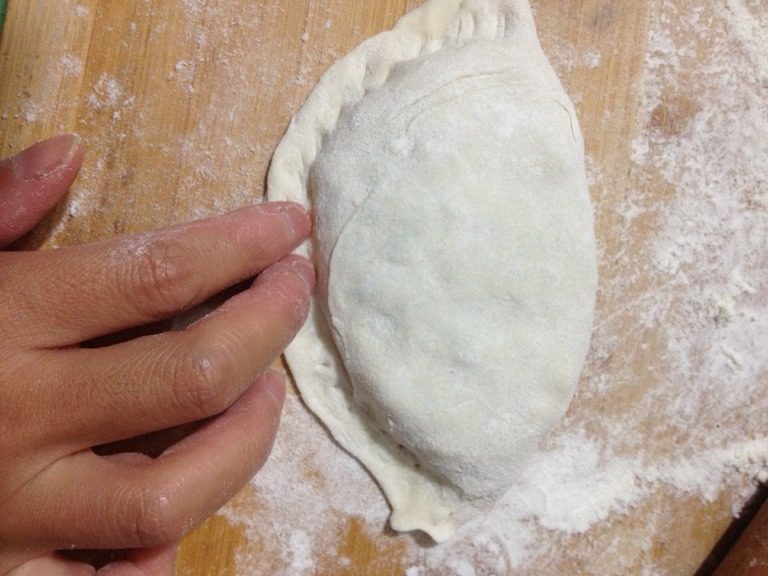 韭菜盒子,如图像包饺子一样，对折，用手指按压
