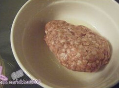 咸蛋蒸肉饼,加香油充分搅拌均匀；放入已经抹过油的碗中
