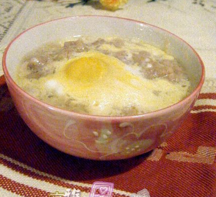 咸蛋蒸肉饼,将蛋黄压扁，放肉饼中间，大火蒸15-20分钟至熟，即可