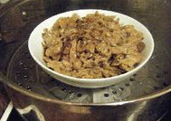 梅菜扣肉,放入蒸锅大火蒸60—70分钟,至肉软烂,将整碗扣肉小心倒扣在盘子中即可。