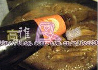 梅菜扣肉,油锅下姜爆香,加入肉片,八角,糖翻炒均匀后,淋入肉汤焖煮至入味,大约15分钟,放盐,鸡粉和蚝油收汁