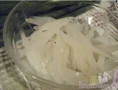 香葱银鱼煎鸡蛋角,银鱼加入<a style='color:red;display:inline-block;' href='/shicai/ 718'>料酒</a>1/4茶匙，姜汁1/4茶匙，盐1/4茶匙，<a style='color:red;display:inline-block;' href='/shicai/ 720'><a style='color:red;display:inline-block;' href='/shicai/ 720'>胡椒粉</a></a>少许，<a style='color:red;display:inline-block;' href='/shicai/ 3738'>芝麻油</a>1/4茶匙拌均