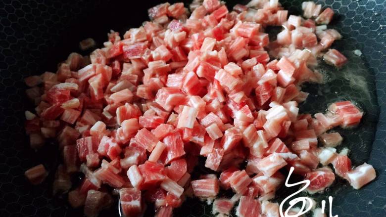 肉酱拌面,油锅烧热,放入瘦肉丁炒至变色