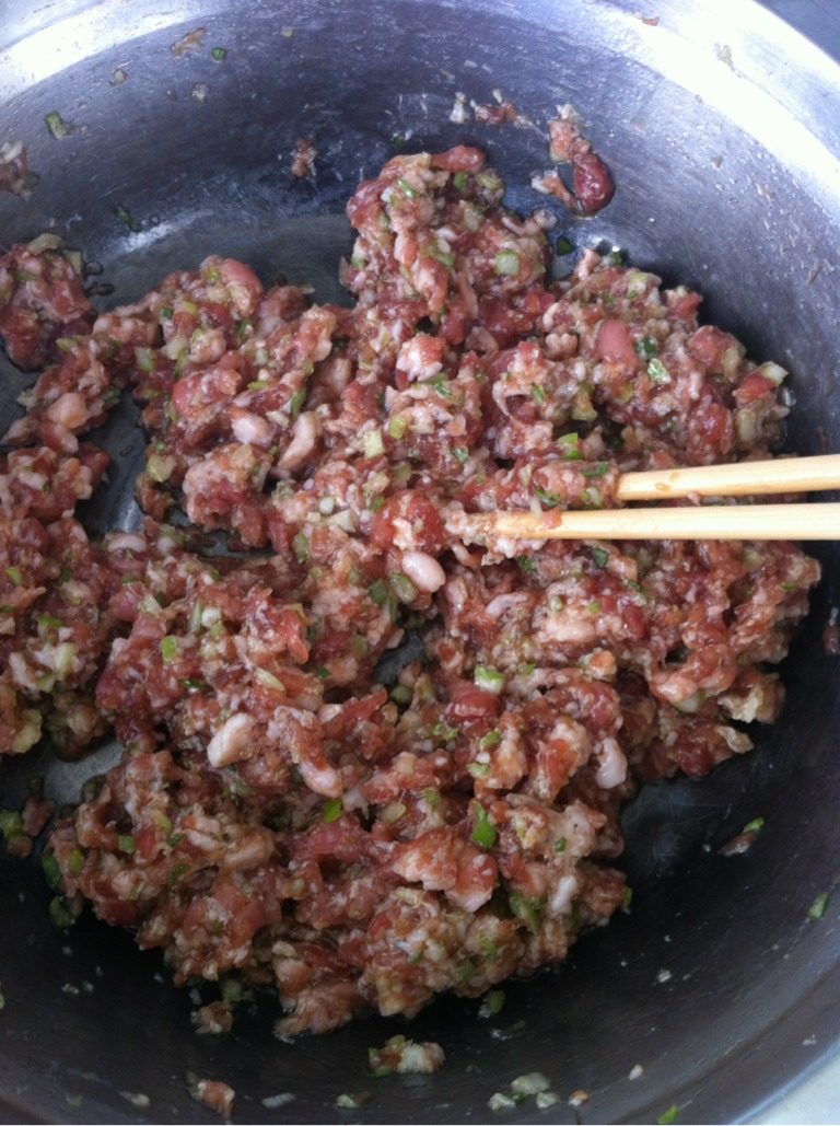 海螺馅饺子,如图 <a style='color:red;display:inline-block;' href='/shicai/ 3250'>葱</a><a style='color:red;display:inline-block;' href='/shicai/ 37'>姜</a>切末放入肉馅里，加<a style='color:red;display:inline-block;' href='/shicai/ 744'>五香粉</a>、<a style='color:red;display:inline-block;' href='/shicai/ 788'>生抽</a>、<a style='color:red;display:inline-block;' href='/shicai/ 756'>鸡精</a>搅匀。