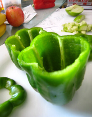 龙虾沙拉杯 ,<a style='color:red;display:inline-block;' href='/shicai/ 1940'>青苹果</a>切丁，青甜椒把顶部切掉，挖空，洗干净