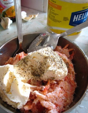 龙虾沙拉杯 ,龙虾肉罐头加入<a style='color:red;display:inline-block;' href='/shicai/ 5382'>蛋黄酱</a>，<a style='color:red;display:inline-block;' href='/shicai/ 134340'>黑胡椒粉</a>，少许干白，混合