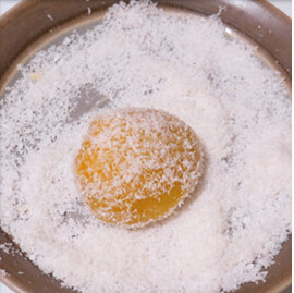 芒果糯米糍,放在<a style='color:red;display:inline-block;' href='/shicai/ 630'>椰蓉</a>里翻滚，让糯米团粘满<a style='color:red;display:inline-block;' href='/shicai/ 630'>椰蓉</a>