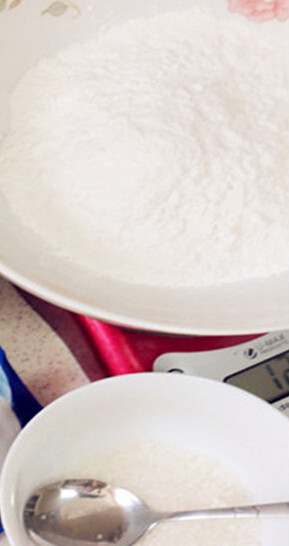 芒果糯米糍,糯米粉加入澄粉、椰浆粉拌匀。再加入细砂糖拌匀