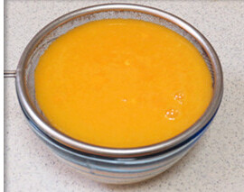 芒果糯米糍,将芒果边角料加清水200克打成果汁，过滤