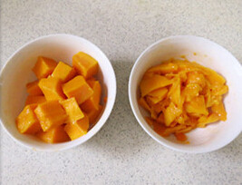 芒果糯米糍,将芒果果肉取出切丁，将边角料用于外皮制做