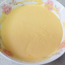 芒果糯米糍,倒入色拉油，加入芒果汁，边加边搅拌至无颗粒