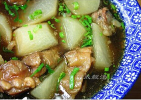 萝卜牛筋牛腩汤,最后撒上大蒜叶或者葱花,即可享用啦