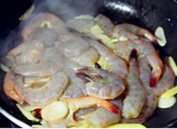 鱼露彩椒蒜香虾,加入虾，翻炒至虾肉基本变红，加<a style='color:red;display:inline-block;' href='/shicai/ 714'>鱼露</a>，炒匀。