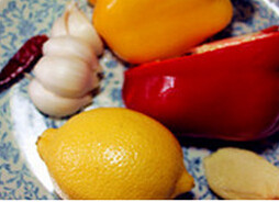 鱼露彩椒蒜香虾,<a style='color:red;display:inline-block;' href='/shicai/ 3554'>彩椒</a>去蒂洗净切片，<a style='color:red;display:inline-block;' href='/shicai/ 2800'>生姜</a>切片、<a style='color:red;display:inline-block;' href='/shicai/ 2795'>蒜头</a>剥皮切片，干辣椒切丁。