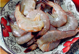 鱼露彩椒蒜香虾,虾加1勺料酒，适量<a style='color:red;display:inline-block;' href='/shicai/ 720'>胡椒粉</a>腌制10分钟。