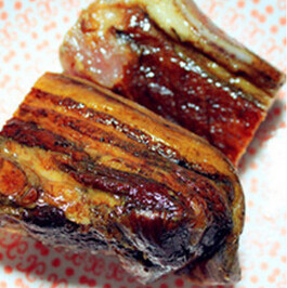 黄鱼鲞腊肉,黄鱼鲞洗净去鳞，用<a style='color:red;display:inline-block;' href='/shicai/ 899'>花雕酒</a>涂抹，腌制10分钟，去腥，腊肉切成薄片