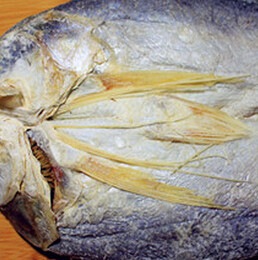 黄鱼鲞腊肉,黄鱼鲞提前8小时用清水浸泡，<a style='color:red;display:inline-block;' href='/shicai/ 436'>腊肉</a>也用温水浸泡，
