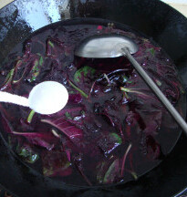皮蛋苋菜汤,加水煮软，加盐、<a style='color:red;display:inline-block;' href='/shicai/ 756'>鸡精</a>调味