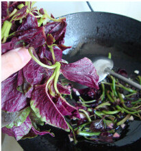 皮蛋苋菜汤,底油炒香蒜粒，放入菜梗炒变色，再放入叶子炒变色