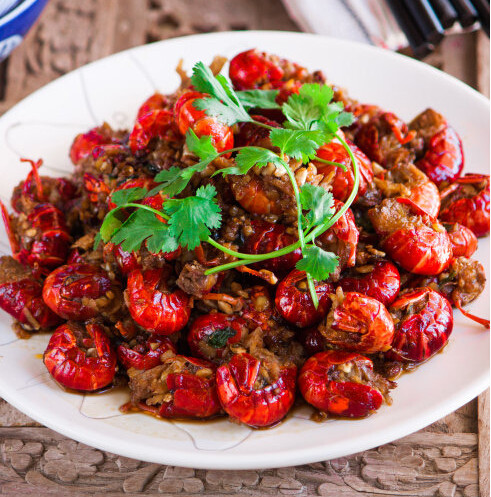 麻辣虾球,加<a style='color:red;display:inline-block;' href='/shicai/ 894'>黄酒</a>，<a style='color:red;display:inline-block;' href='/shicai/ 900'>白酒</a>，<a style='color:red;display:inline-block;' href='/shicai/ 692'>酱油</a>，醋，<a style='color:red;display:inline-block;' href='/shicai/ 10588'>糖</a>调味翻炒，收汁后起锅