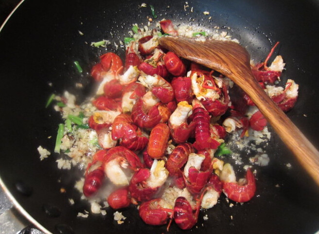 麻辣虾球,油锅爆香葱姜蒜末，<a style='color:red;display:inline-block;' href='/shicai/ 700'>花椒</a>，干红椒，倒入<a style='color:red;display:inline-block;' href='/shicai/ 285'>小龙虾</a>尾巴翻炒
