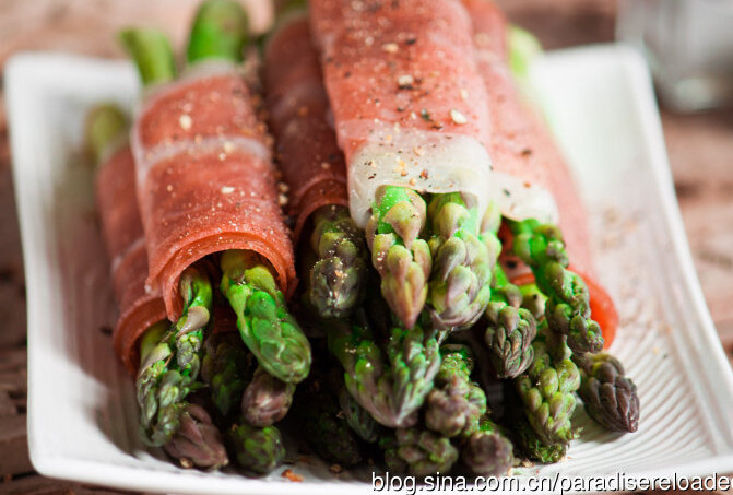 意式生火腿芦笋卷,吃的时候撒上现磨<a style='color:red;display:inline-block;' href='/shicai/ 134333'>黑胡椒</a>即可
