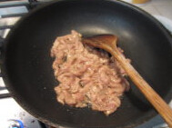 大蒜肉丝炒年糕,油锅里下姜蒜末爆香,下肉丝炒到8成熟起锅备用