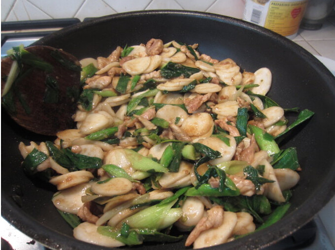 大蒜肉丝炒年糕,最后倒入肉丝,翻炒到肉丝熟起锅