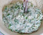 香芹摊饼 ,加入清水，搅成较干的面糊，再加入一点食用油，搅拌均匀即可