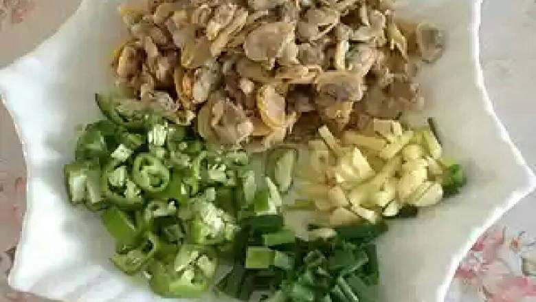 香炒花蛤肉,1. 准备好所有食材，将花蛤焯水去壳洗净。青椒切成丁，大蒜切丁，<a style='color:red;display:inline-block;' href='/shicai/ 37'>姜</a>葱切小段。。