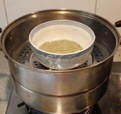 薄荷豆沙月饼,将面团蒙上保鲜膜，上锅，水开后蒸20分钟