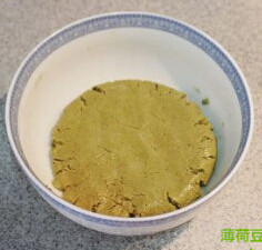薄荷豆沙月饼,倒入糯米粉和玉米淀粉,揉成面团