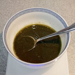 薄荷豆沙月饼,将薄荷汁、油、炼乳和白糖倒在碗里，搅匀