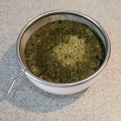 薄荷豆沙月饼,<a style='color:red;display:inline-block;' href='/shicai/ 91614'>薄荷叶</a>加一些水将<a style='color:red;display:inline-block;' href='/shicai/ 91614'>薄荷叶</a>打成汁，过滤出汁液