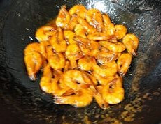 酸辣油焖大虾,倒入调味汁，大火翻炒直到汤汁浓稠