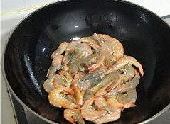 酸辣油焖大虾,虾剪去须和虾线，锅热放油，倒入虾，煸炒至虾皮发干