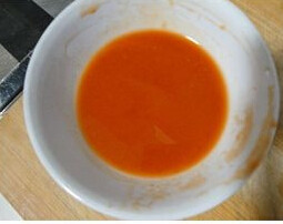 酸辣油焖大虾,酸辣酱两大勺，番茄酱一大勺，盐，糖大半勺，生抽半勺，水淀粉两勺混合成调味汁备用