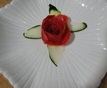 酸辣油焖大虾,西红柿如削出长长的皮，团成花状