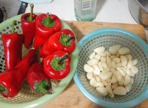 自制剁椒,辣椒事先洗好,蒜剥好。并且晾干没有水份