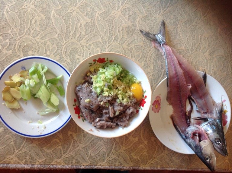 鲅鱼丸子,再将片下的鱼肉剁成肉泥，放在一个大碗里，把<a style='color:red;display:inline-block;' href='/shicai/ 3250'>葱</a>跟<a style='color:red;display:inline-block;' href='/shicai/ 37'>姜</a>剁成末放到鱼肉里再打一个<a style='color:red;display:inline-block;' href='/shicai/ 9'>鸡蛋</a>，再放上适量的<a style='color:red;display:inline-block;' href='/shicai/ 847'>香油</a><a style='color:red;display:inline-block;' href='/shicai/ 692'>酱油</a>盐一起调匀。