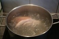 一菜两吃:五香烤猪肘(炖猪肘),将猪肘放入沸水中焯大概3到5分钟,去血水。