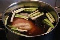 一菜两吃:五香烤猪肘(炖猪肘),用竹签戳穿猪肘,可以在不同部位多戳穿几次,这样更好入味。然后将猪肘放入锅中,加入<a style='color:red;display:inline-block;' href='/shicai/ 135'>茴香</a>、<a style='color:red;display:inline-block;' href='/shicai/ 700'>花椒</a>、<a style='color:red;display:inline-block;' href='/shicai/ 695'>八角</a>、<a style='color:red;display:inline-block;' href='/shicai/ 710'>桂皮</a>、丁香(没用这五颗龙珠的亲可单独召唤五香粉,用五香粉代替这五种香料也可以)、姜片、葱段放入锅中,再向锅内倒入<a style='color:red;display:inline-block;' href='/shicai/ 788'>生抽</a>、<a style='color:red;display:inline-block;' href='/shicai/ 718'>料酒</a>、盐、<a style='color:red;display:inline-block;' href='/shicai/ 10588'>糖</a>,加水,水差不多没过猪肘就行。