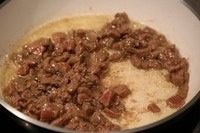 孜然洋葱炒牛肉粒,接着,锅内倒入大量油,等油烧得很热后将之前腌制好的牛肉粒倒入锅内快速翻炒,要想炒出来的牛肉够嫩,就要用猛火热油短时间将牛肉炒熟。翻炒片刻,待牛肉的颜色变成图中所示时就可以将牛肉粒先盛出了。炒牛肉的油别浪费,后面还能接着用。