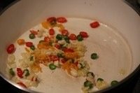 孜然洋葱炒牛肉粒,锅内热油,爆香将蒜、姜、小尖椒。