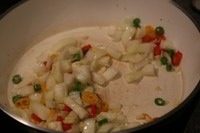 孜然洋葱炒牛肉粒,放入洋葱翻炒,加少许盐。