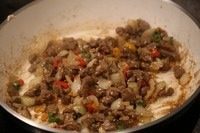孜然洋葱炒牛肉粒,待洋葱炒到稍软后放入之前炒好的牛肉粒,再加入大量孜然粉以及少许白芝麻粒,继续翻炒,再淋入些生抽,翻炒一下即可。