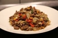 孜然洋葱炒牛肉粒,最后,出锅,装盘。